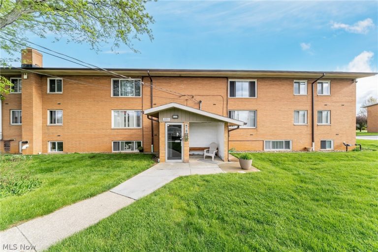 22011 River Oaks Drive #A3, Rocky River, OH, 44116