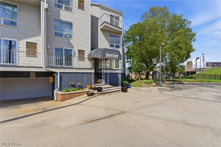 1900 Grove Court #112, Cleveland, OH - Photo 3