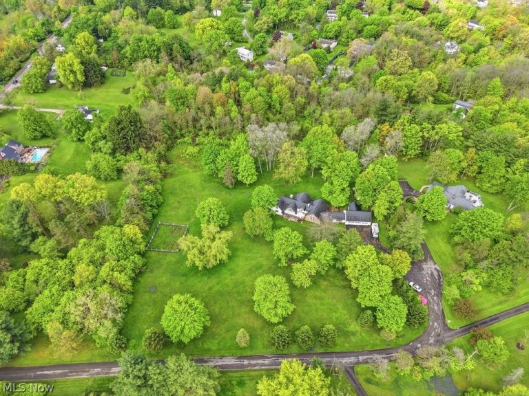 7151 Cabot Lane, Chagrin Falls, OH - Photo 5