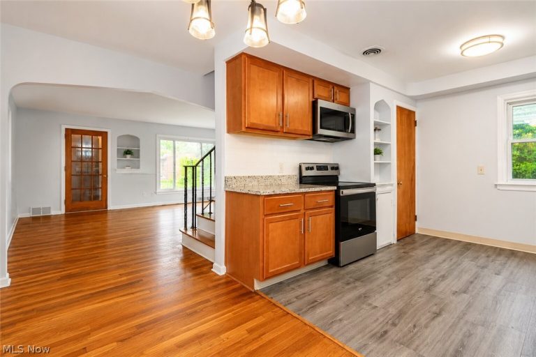 3694 Grosvenor Road, Cleveland Heights, OH - Photo 8