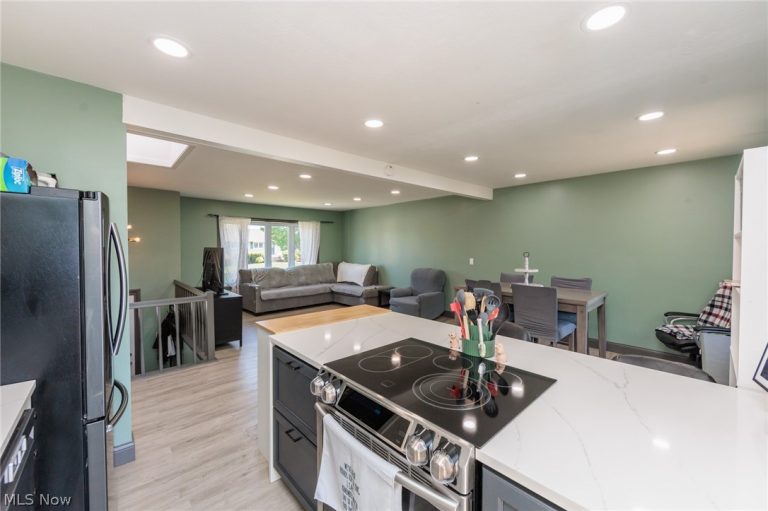 10201 Munich Drive, Parma, OH - Photo 8
