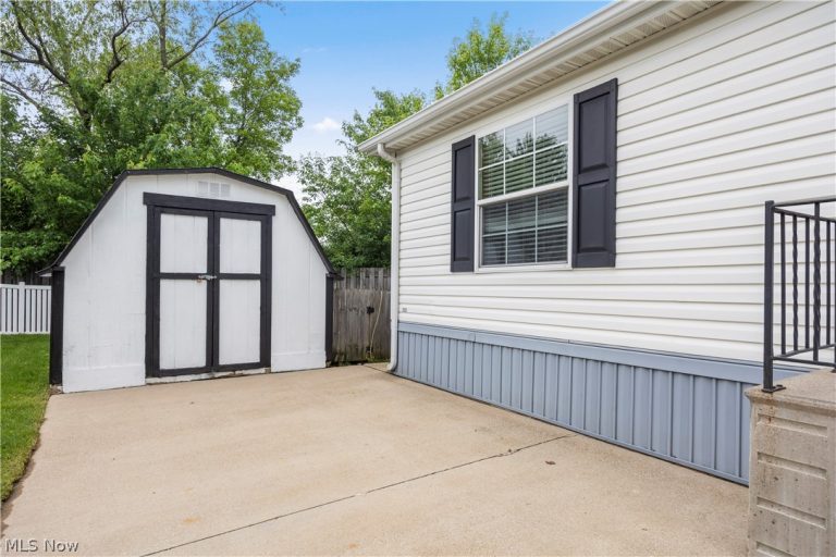 354 Pin Oak Circle, Elyria, OH - Photo 2