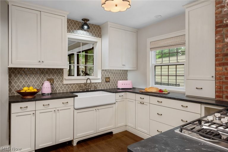 16830 Holbrook Road, Shaker Heights, OH - Photo 5