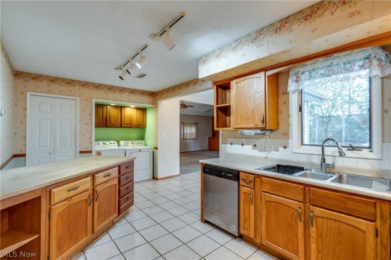 3660 Logan Circle, Akron, OH - Photo 3