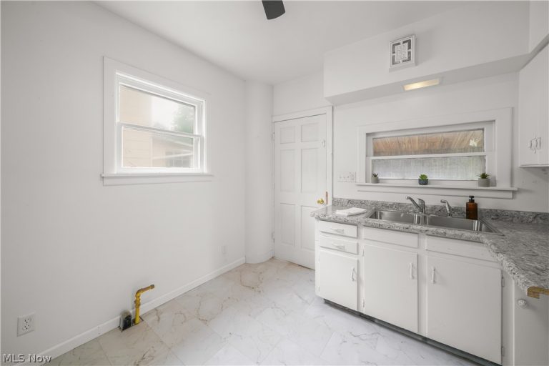 642 Parkman Road, Warren, OH - Photo 3