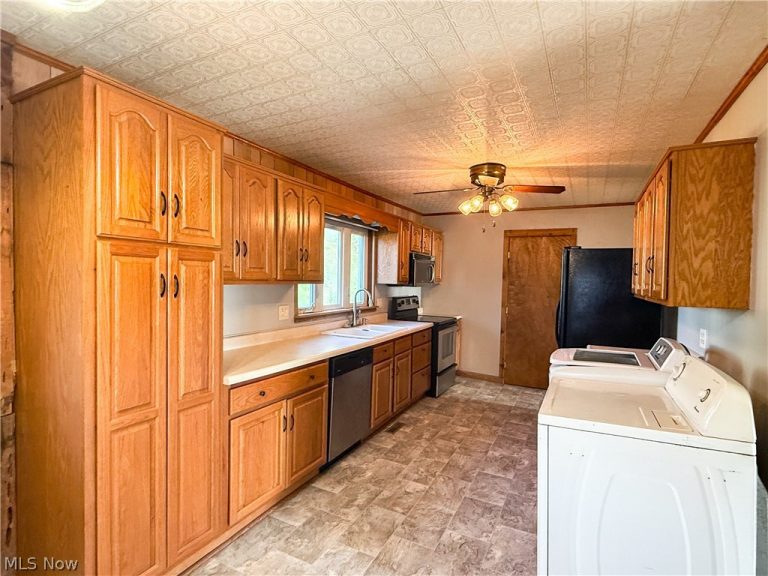583 1st Street, Uhrichsville, OH - Photo 6