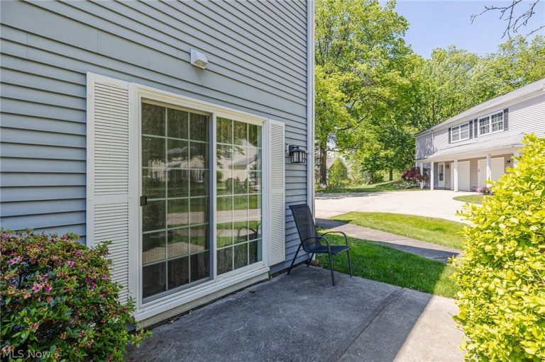 13748 Oakbrook Drive #13748, North Royalton, OH - Photo 2