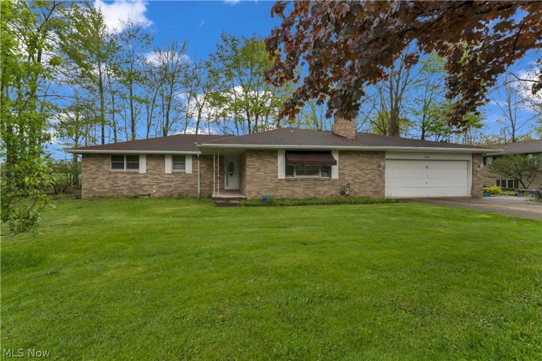 306 Colonial Drive, Cortland, OH - Photo 2