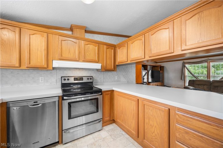 354 Pin Oak Circle, Elyria, OH - Photo 5