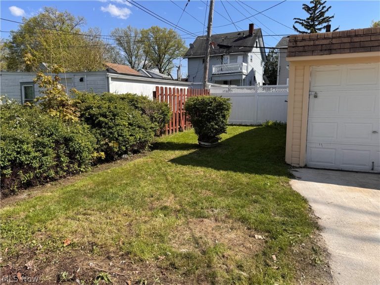 13820 Parkway Drive, Garfield Heights, OH - Photo 6