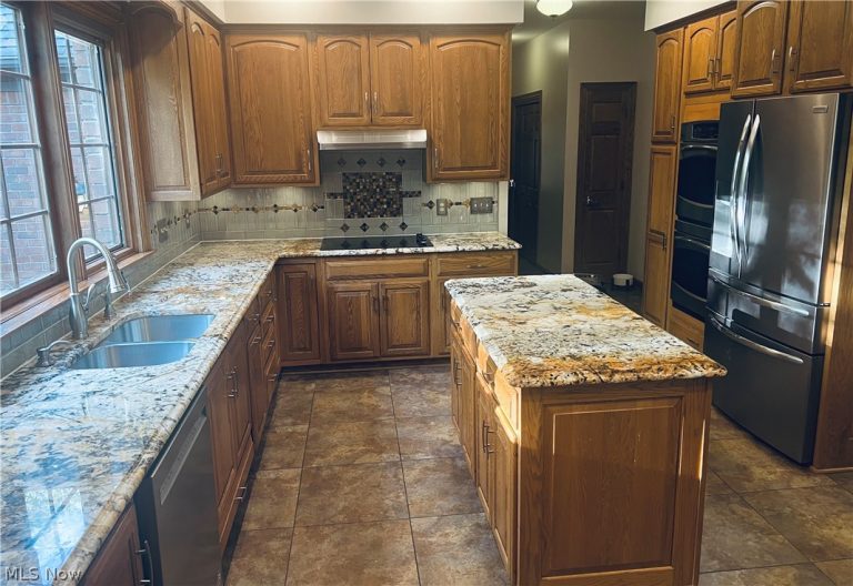 8536 Cherry Hill Place, Youngstown, OH - Photo 2