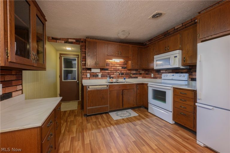 324 Lynn Circle, Canton, OH - Photo 8