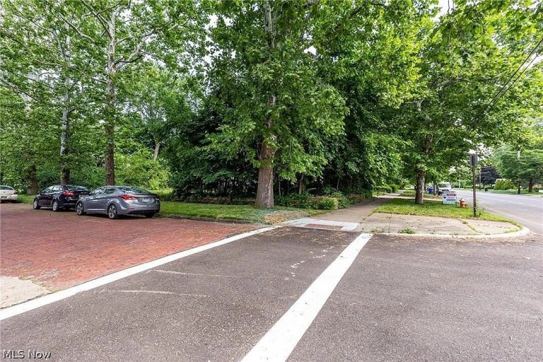 2962 14th Street, Cleveland, OH, 44113
