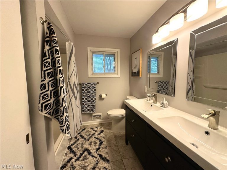 244 Starlight Drive, Seven Hills, OH - Photo 5