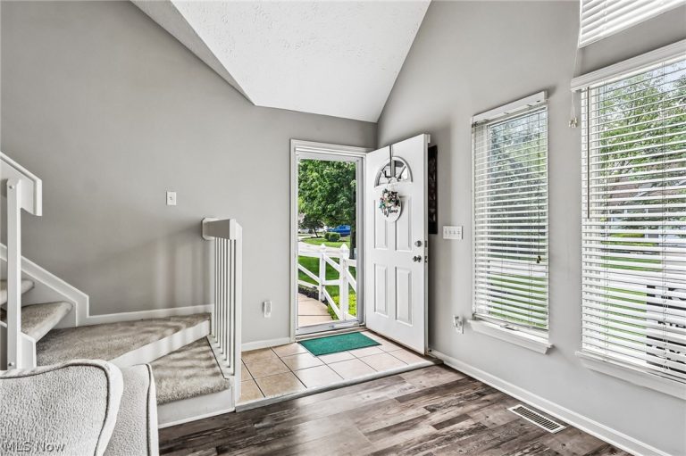 566 Queens Court, Copley, OH - Photo 4