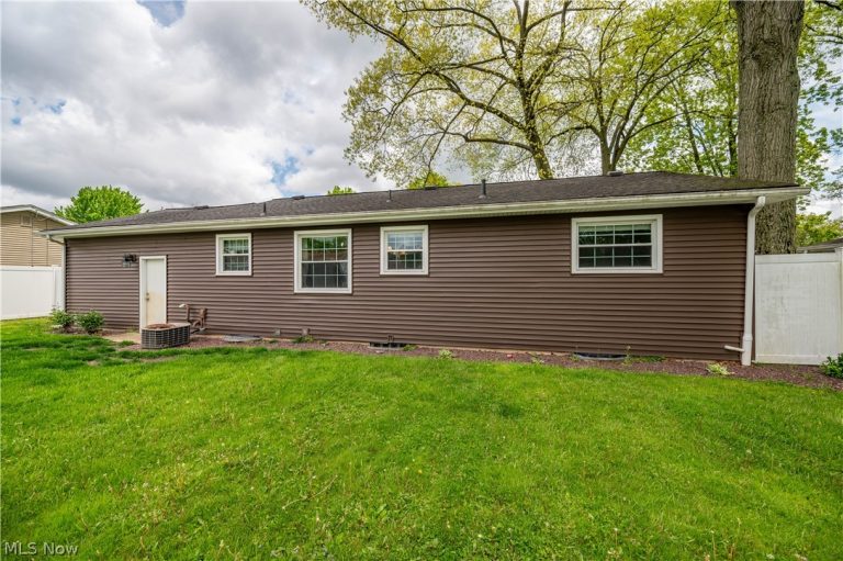 1656 Yolanda Drive, Youngstown, OH - Photo 4
