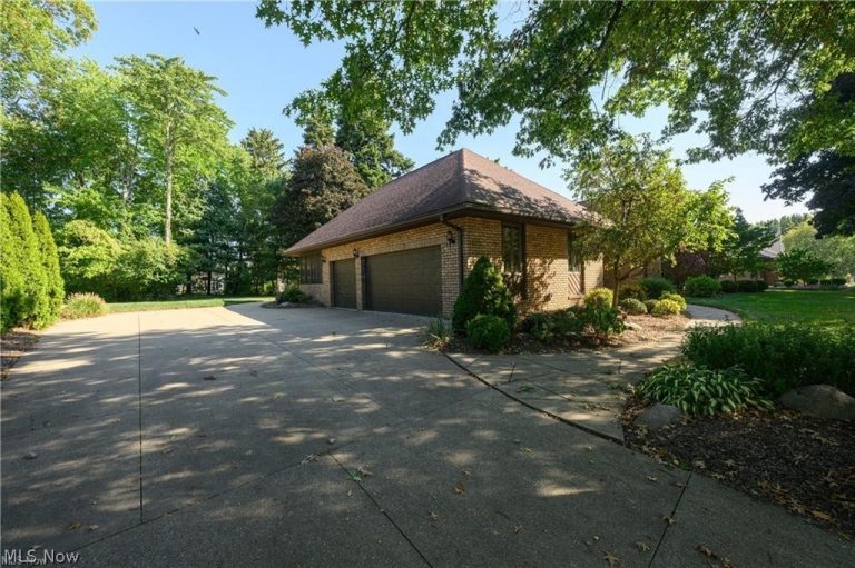 963 Mansion Circle, Barberton, OH - Photo 3