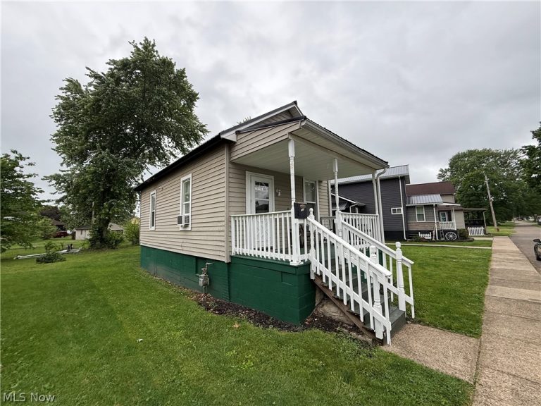 208 1st Street, Uhrichsville, OH - Photo 3