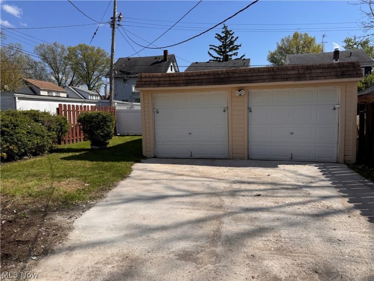 13820 Parkway Drive, Garfield Heights, OH - Photo 8