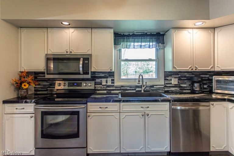 8523 Sleepy Hollow Drive, Warren, OH - Photo 4