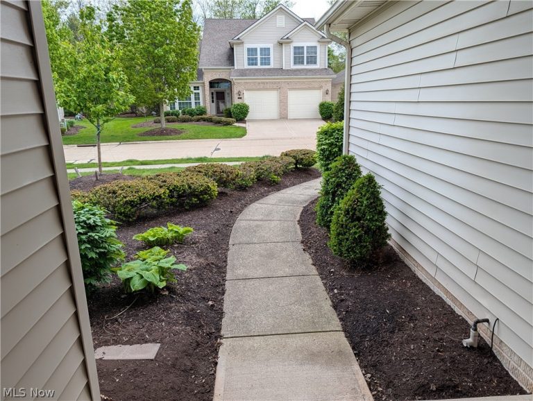 15282 Oak Hollow Lane, Strongsville, OH - Photo 3