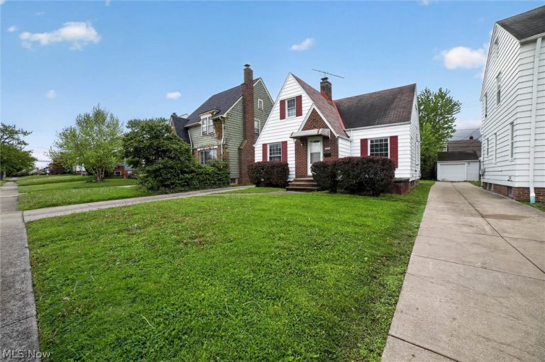 10204 Mccracken Boulevard, Garfield Heights, OH - Photo 2