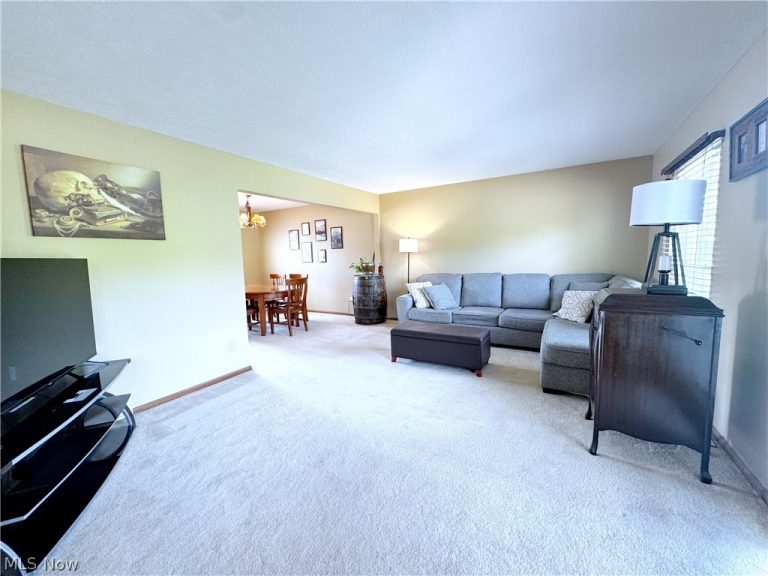 17051 Hunting Meadows Drive, Strongsville, OH - Photo 8