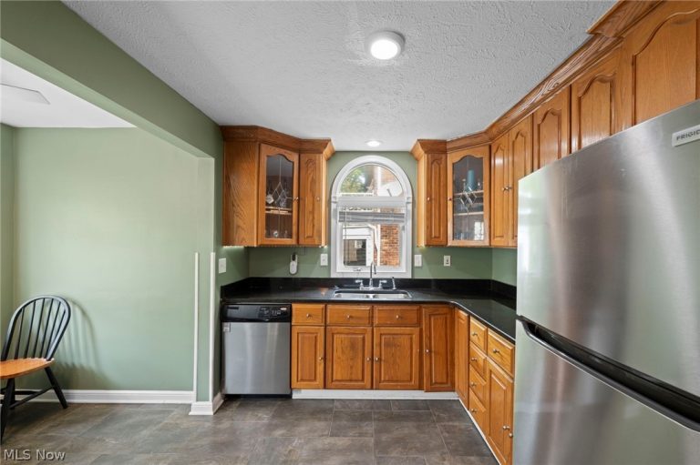 956 Englewood Road, Cleveland Heights, OH - Photo 6
