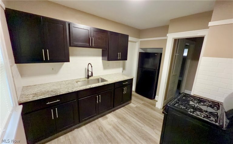 949 Helmsdale Road, Cleveland Heights, OH - Photo 4