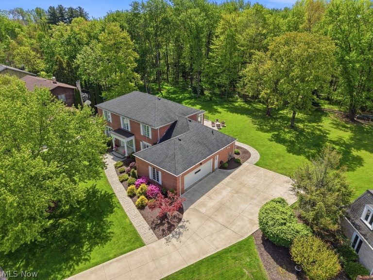 9026 Frost Lane, Brecksville, OH - Photo 2