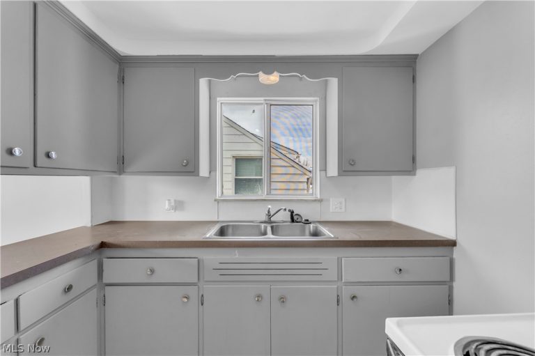 10725 Vernon Avenue #2/UP, Garfield Heights, OH - Photo 8