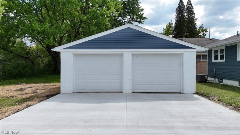 2502 Stocker Avenue, Youngstown, OH - Photo 3