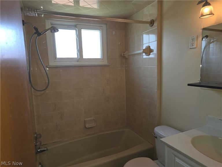 16200 Edgewood Court, Maple Heights, OH - Photo 6