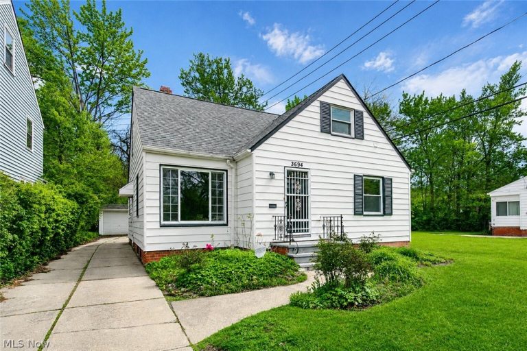 3694 Grosvenor Road, Cleveland Heights, OH - Photo 2