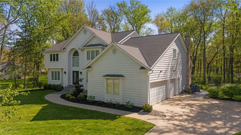 5045 Crofton Avenue, Solon, OH - Photo 2