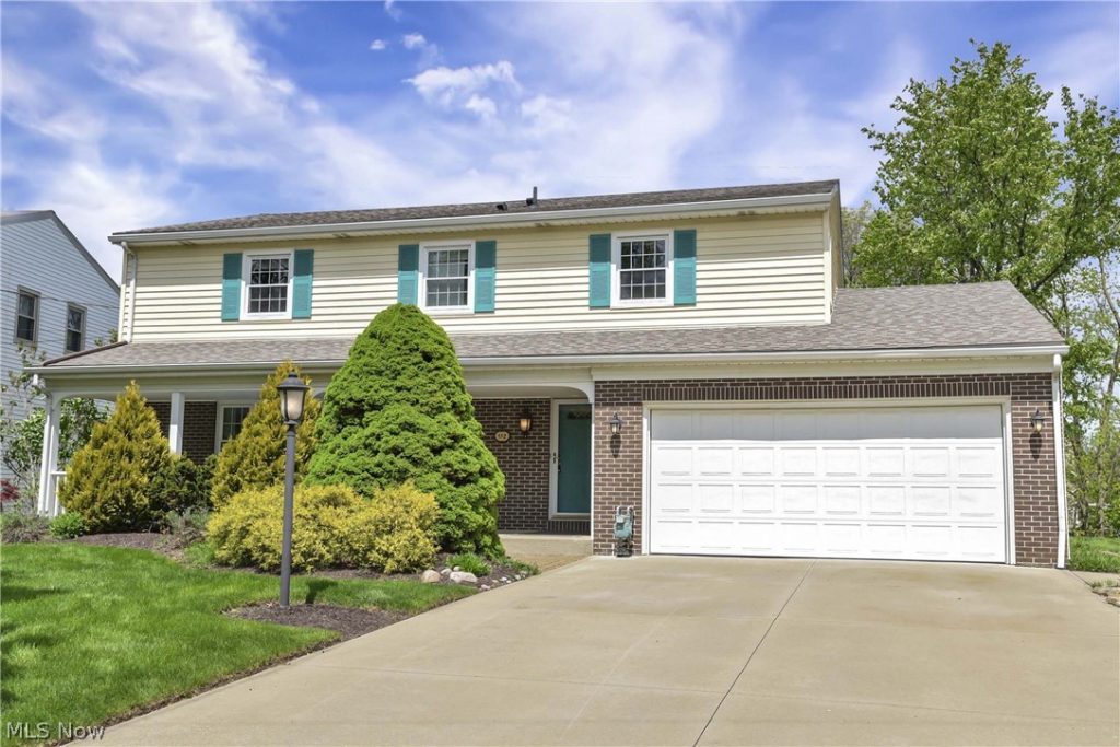 152 Woodridge Drive, Elyria, OH