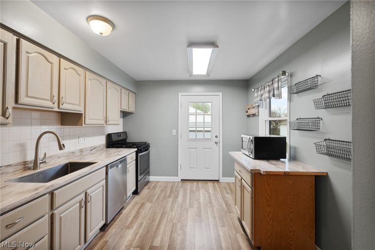 1704 Drenik Drive, Wickliffe, OH - Photo 8