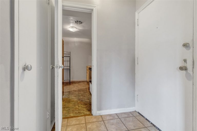 15825 Van Aken Boulevard #105W, Shaker Heights, OH - Photo 3