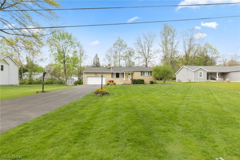 6987 White Oak Drive, Hubbard, OH - Photo 6