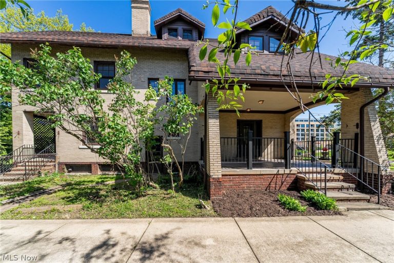 2170 Overlook Road, Cleveland Heights, OH - Photo 3