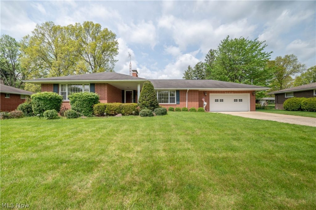 1498 Brantford Drive, Youngstown, OH