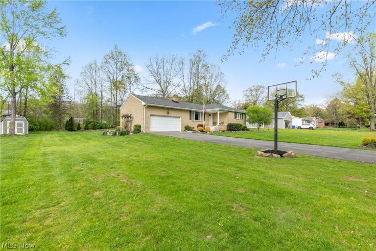 6987 White Oak Drive, Hubbard, OH - Photo 5