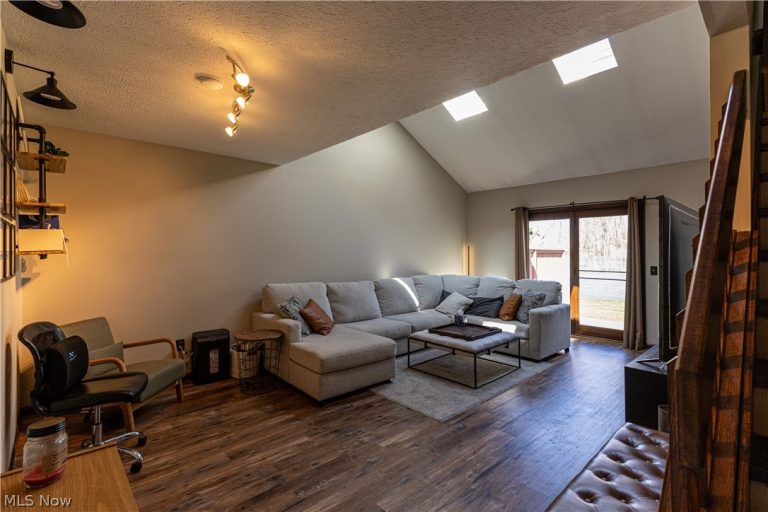 105 Topaz Trail, Cortland, OH - Photo 2
