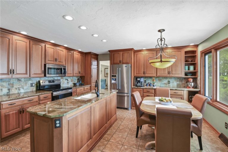 152 Woodridge Drive, Elyria, OH - Photo 4