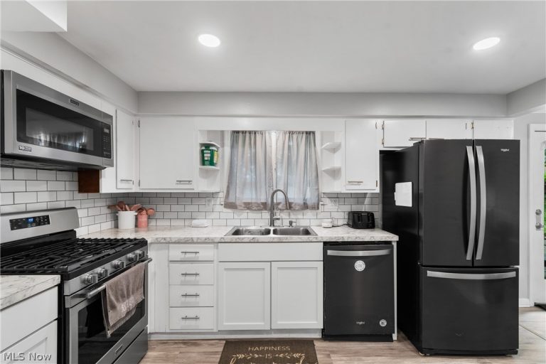 3233 Greenpark Street, Massillon, OH - Photo 8