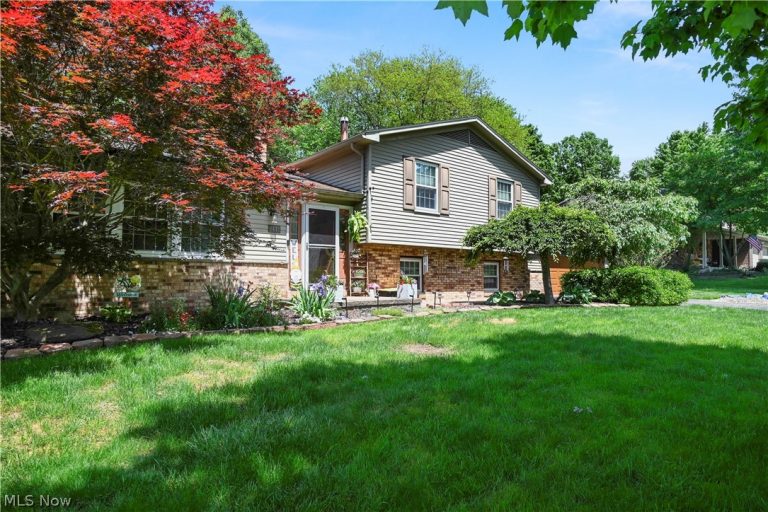 8441 Carriage Hill Drive, Warren, OH - Photo 2