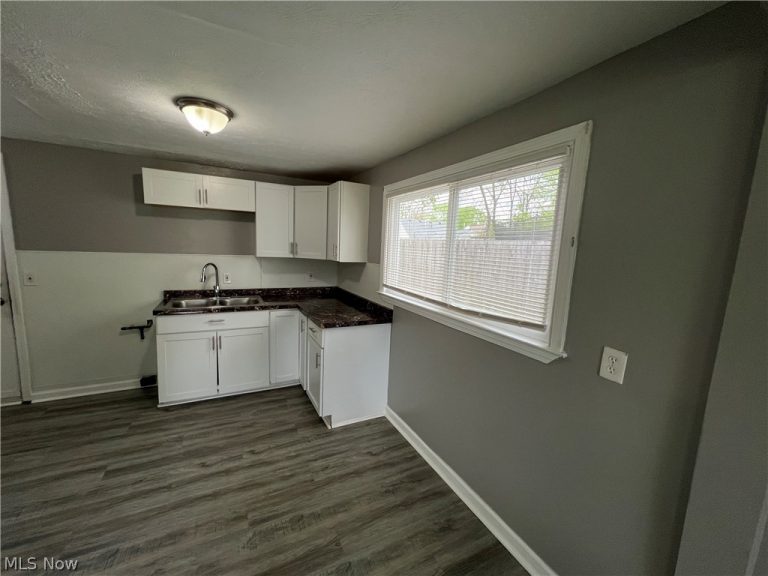 633 Blossom Drive, Lorain, OH - Photo 6