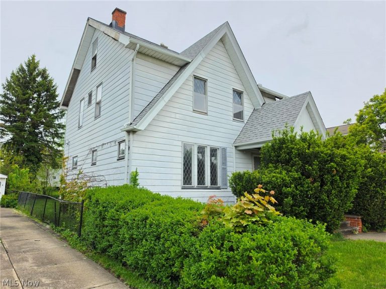 10605 Grace Avenue, Garfield Heights, OH - Photo 2