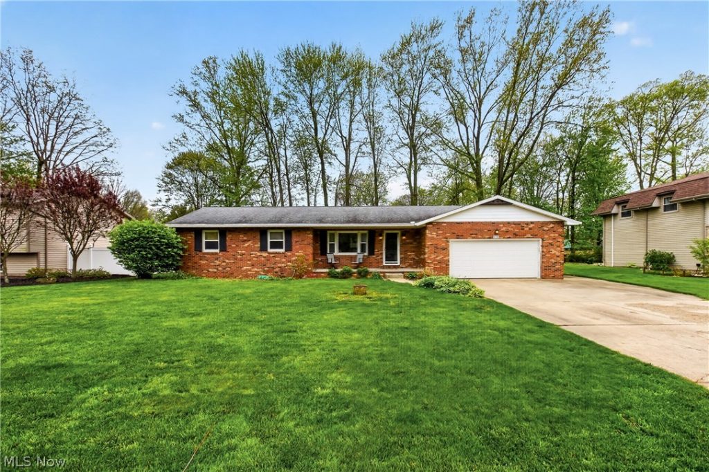 324 Old Oak Drive, Cortland, OH