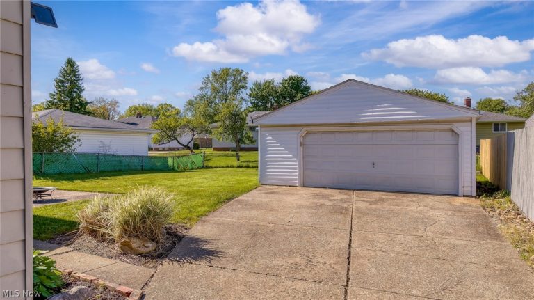 34605 Glen Drive, Eastlake, OH - Photo 4